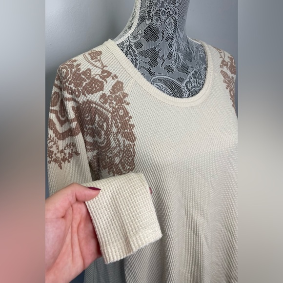 FREE PEOPLE Long Sleeve Cream Shirt with Brown Paisley Pattern On Shoulders ✨🤎 - Picture 9 of 9